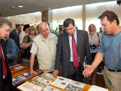 Губернатор Анатолий Артамонов на выставке Губернатор Анатолий Артамонов на выставке