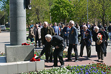 Представители городской власти и компании застройщика возложили цветы к памятнику Маршала Жукова
